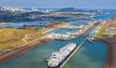 Gran parte del tráfico maritimo utiliza el paso por el Canal de Panamá.