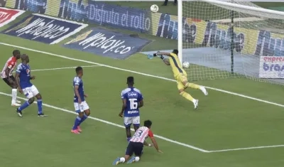 Cabezazo de Fabián Sambueza para el 3-1.