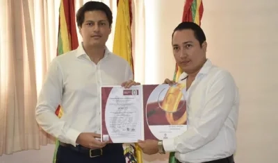 El Personero Miguel Ángel Alzate recibiendo la certificación.