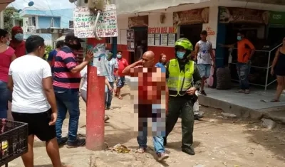Uno de los heridos es conducido por la Policía.