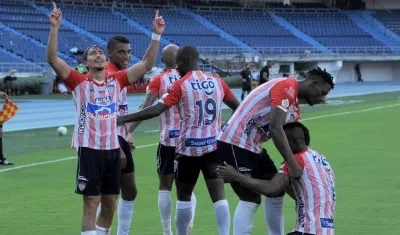 Jugadores de Junior celebran un gol. 