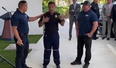 El alcalde de Miami, Francis Suárez, vestido de Policía en la demostración de BolaWrap.