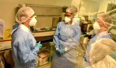 La ministra de Ciencias, Mabel Torres, en el laboratorio de la Universidad Simón Bolívar.