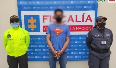 El hombre habría obligado a su hija a compartir videos y fotos íntimas en varias páginas de internet. 