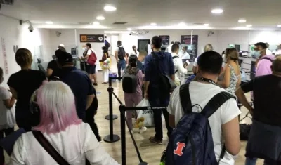 Aglomeración a la llegada de vuelos internacionales.