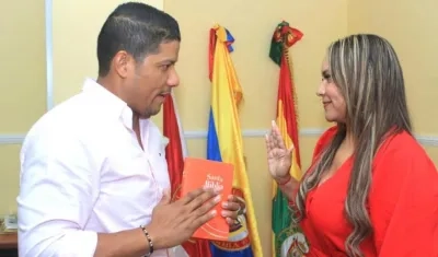 Eimy Camargo, asumiendo el cargo ante el Alcalde Rumenigge Monsalve, quien aparece con la Biblia en la mano.