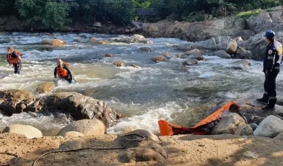 Los bomberos rescataron el cuerpo. 