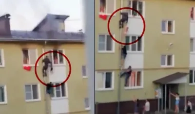 Vecinos en el momento en que rescatan a los niños. 