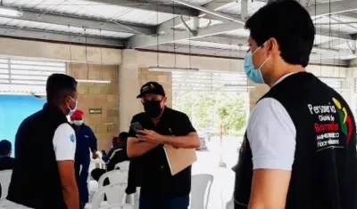 El personero de Barranquilla, Miguel Ángel Alzate, durante una de las visitas.