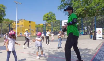 Se ofrecen talleres en las modalidades de artes escénicas, artes plásticas, artes y oficios, y maquillaje.