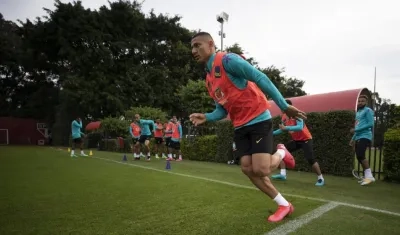 Neymar observa a Richarlison durante el entrenamiento. 