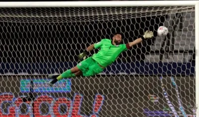 Cobro de tiro libre de Lionel Messi, inatajable para el arquero chileno Claudio Bravo.