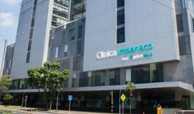 El patrullero barranquillero recibe atención médica en la Clínica Imbanaco de Cali. 
