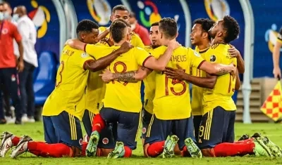 Jugadores de Colombia celebran el gol ante Ecuador. 