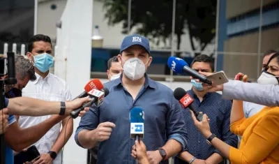 El gerente del diario El Nacional, Jorge Makriniotis, ofrece declaraciones frente a la antigua sede del periódico este lunes, en Caracas (Venezuela).