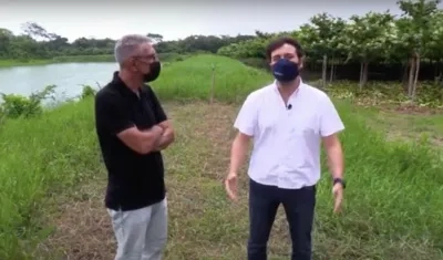 El periodista Jorge Cura y el Alcalde Jaime Pumarejo en la 'Fábrica de Naturaleza'.