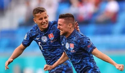 Mak celebra el primer gol del partido. 