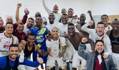 Jugadores del Deportes Tolima celebrando la clasificación a la final de la Liga.