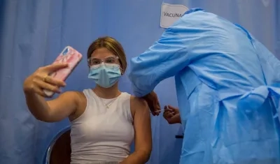 Una mujer recibe una dosis de la vacuna contra el Covid-19.  