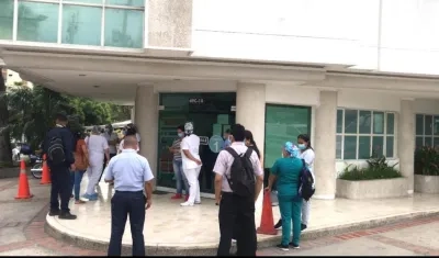 Trabajadores de la Clínica Atenas durante el 'plantón' de hoy.