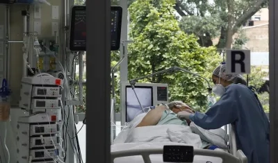 Atención a un paciente en una unidad de cuidados intensivos para enfermos de Covid-19.