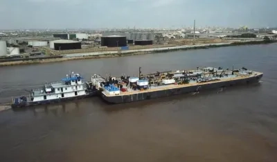 Transporte del combustible en una de las barcazas.