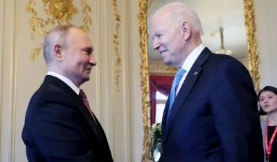 Vladímir Putin saluda a Joe Biden. Los presidentes de Rusia y Estados Unidos se reúnen en Ginebra.