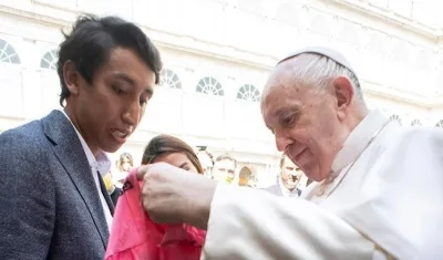 Egan Bernal le regaló al Papa Francisco una camiseta del Giro y una bicicleta.
