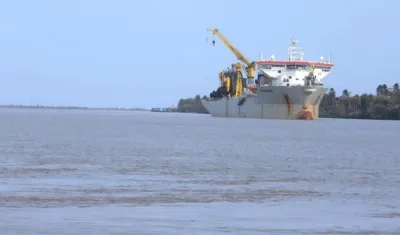 La draga 'Bartolomeu Dias' en reciente mantenimiento en el canal de acceso.
