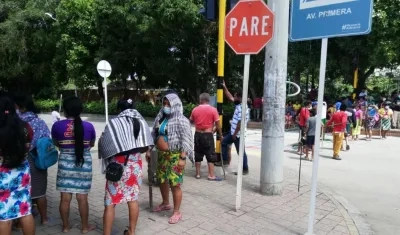 Indígenas de la población embera bloquean una vía del centro de Montería. 