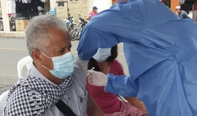 Un ciudadano se vacuna contra el Covid-19 en una región de Colombia.