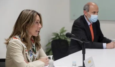  La secretaria de Estado de Comercio de España, Xiana Méndez Bértolo, habla hoy, junto a al embajador de España en Colombia, Marcos Gómez.