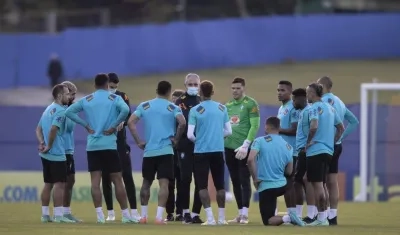 Tite charla con sus jugadores durante un entrenamiento. 
