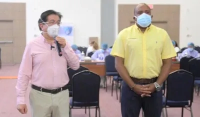 Fernando Ruiz, ministro de Salud, y el gobernador de San Andrés Islas, Everth Hawkins Sjogreen.