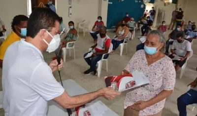Momento de la entrega de los títulos de propiedad. 