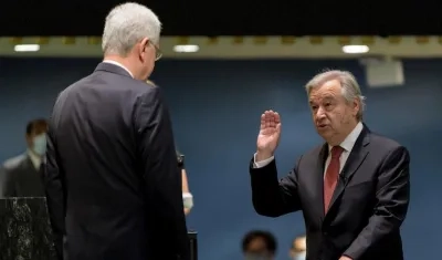 El portugués António Guterres (d) presta juramento para su segundo mandato como secretario general.