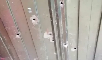 Puerta de la residencia de Pincen Mora atacada a tiros. 