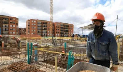 Su aplicación comenzará en 2023, cuando la jornada laboral semanal se reducirá una hora