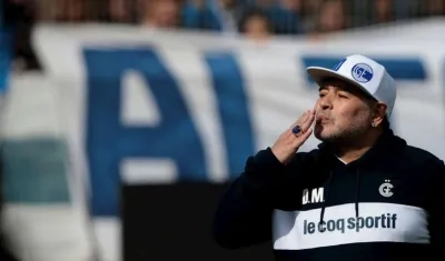 Diego Maradona envía un beso a las tribunas. 