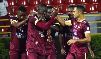 Jugadores del Tolima celebrando el gol de Juan Fernando Caicedo.