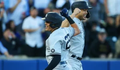 Gio Urshela y Giancarlo Stanton la sacaron del parque durante el juego. 