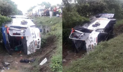 Así quedó el bus tras el accidente. 