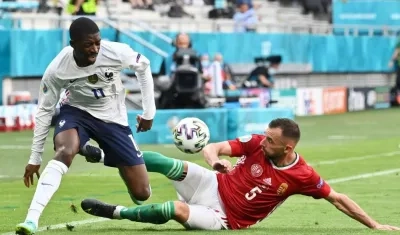 Attila Fiola le hace un planchazo a Ousmane Dembele. 