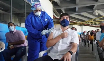 El alcalde Jaime Pumarejo recibiendo la segunda dosis