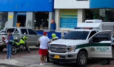 La Policía hizo presencia en el hotel donde hallaron al hombre muerto. 
