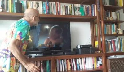 Rafael Bassi junto a parte de su biblioteca en Medellín