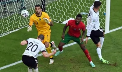 Robin Gosens anota uno de los tantos. 