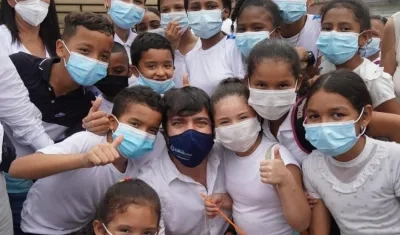 El Alcalde de Barranquilla, Jaime Pumarejo, con un grupo de niños.
