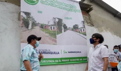 El alcalde Jaime Pumarejo, derecha, y secretario de Obras del Distrito, Rafael Lafont.
