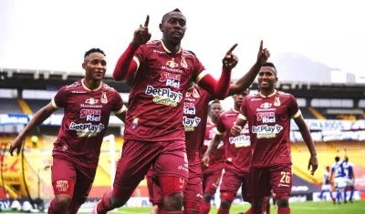 Juan Fernando Caicedo, figura del partido al anotar dos goles 'pijaos'.